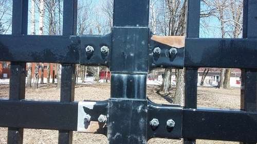 Les support de clôture ornementale galvaniséé