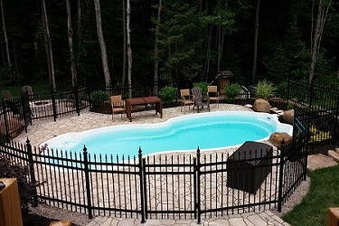 Clôture de piscine conforme aux normes de sécurité à Joliette