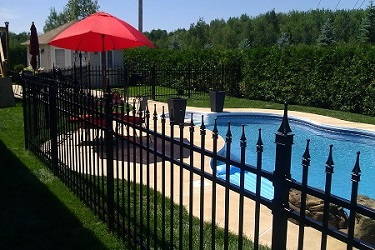 Enceinte de piscine sécuritaire en aluminium à Saint-lin-Laurentides