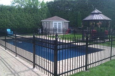 Installation de clôture en aluminium style fer forgé pour piscine à Mascouche