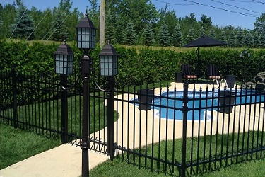 Enceinte de piscine sécuritaire avec porte à fermeture automatique à Saint-Janvier