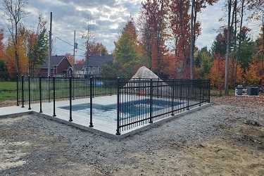 Clôture de piscine en verre trempé moderne sur la Rive-Nord