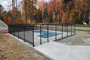 Installation de clôture en verre sans cadre pour patio