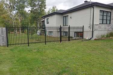 Modèle de clôture en fer forgé robuste et élégante