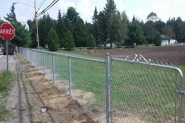 Installation de clôture en broche galvanisée pour parc industriel