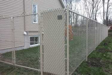 Clôture à mailles de chaîne noire pour cour résidentielle