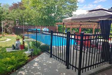 Installation de clôture ornementale en aluminium sur la Rive-Nord