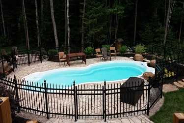 Installation de clôture ornementale pour piscine creusée