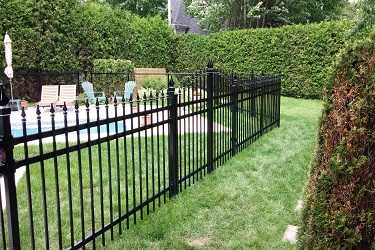 Installation de clôture de piscine conforme aux normes