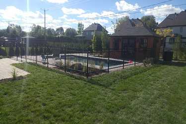 Modèle de clôture de piscine en aluminium sécuritaire