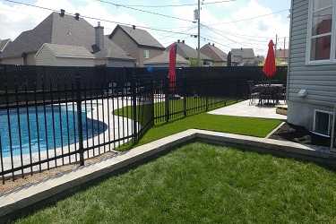 Aménagement de clôture pour contour de piscine creusée