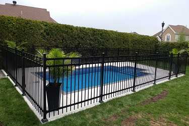 Enceinte de sécurité pour contour de piscine conforme aux normes