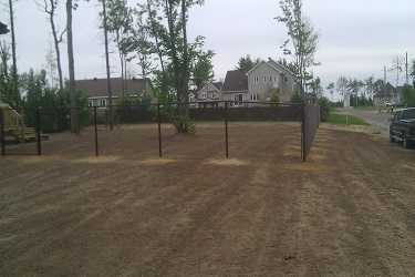 Installation de clôture en grillage noir sur la Rive-Nord