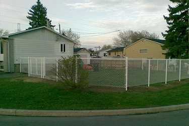 Installation de clôture à mailles de chaîne durable et sécuritaire