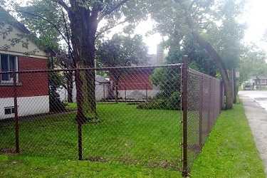 Modèle de clôture en maille de chaîne noire résidentielle