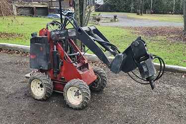 Équipement Toro Dingo pour installation de clôture sans dommages