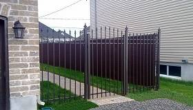 Clôture ornementale en aluminium style fer forgé fabriquée au Québec