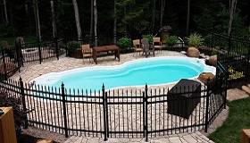 Clôture de piscine sécuritaire avec porte à fermeture automatique sur le rive nord