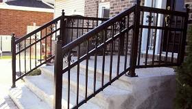 Rampe de balcon et patio en aluminium sur mesure style fer forgé sur la Rive-Nord